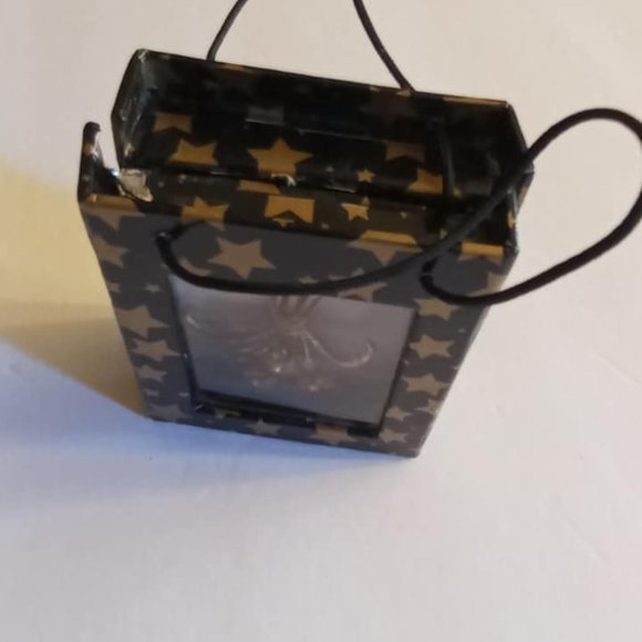 Bouquet of flowers pin in mini gift box with handle - Picture 2 of 3